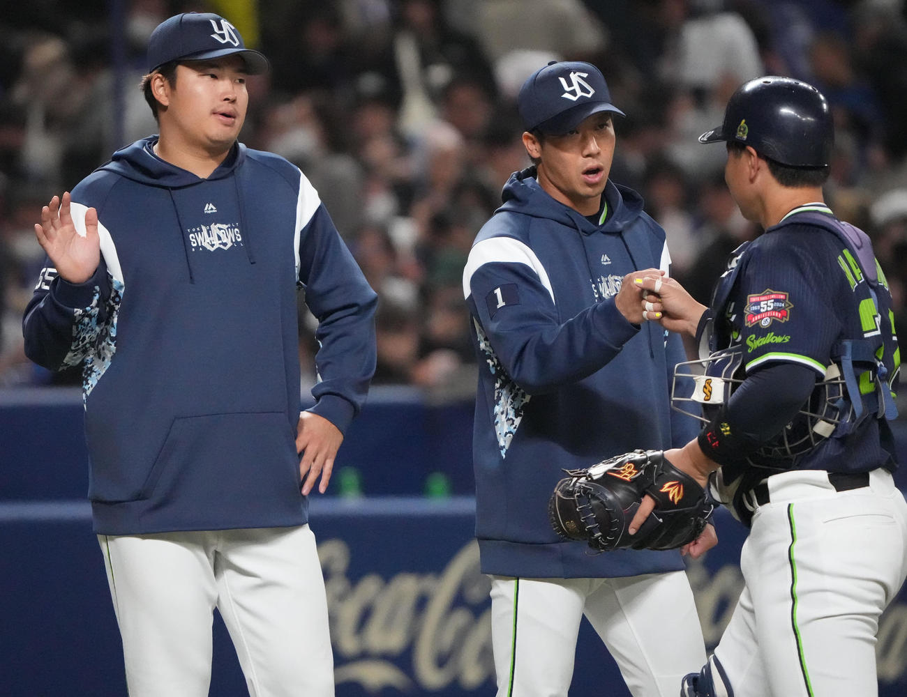 中日対ヤクルト　試合終了、ナインを迎える村上（左）（撮影・森本幸一）