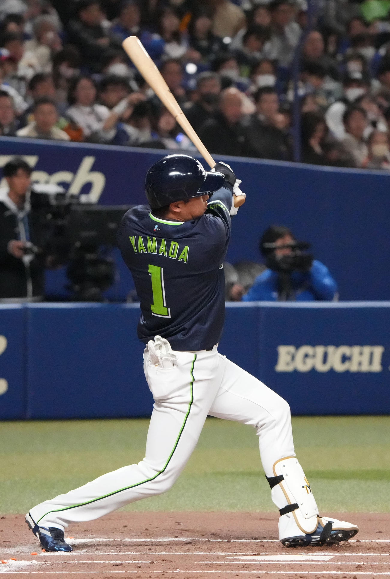 中日対ヤクルト　2回表ヤクルト無死、左越え本塁打を放つ山田（撮影・森本幸一）