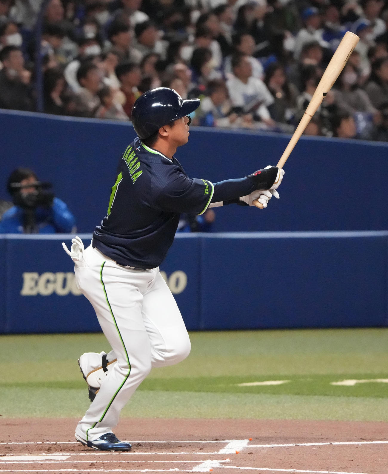中日対ヤクルト　2回表ヤクルト無死、左越え本塁打を放つ山田（撮影・森本幸一）