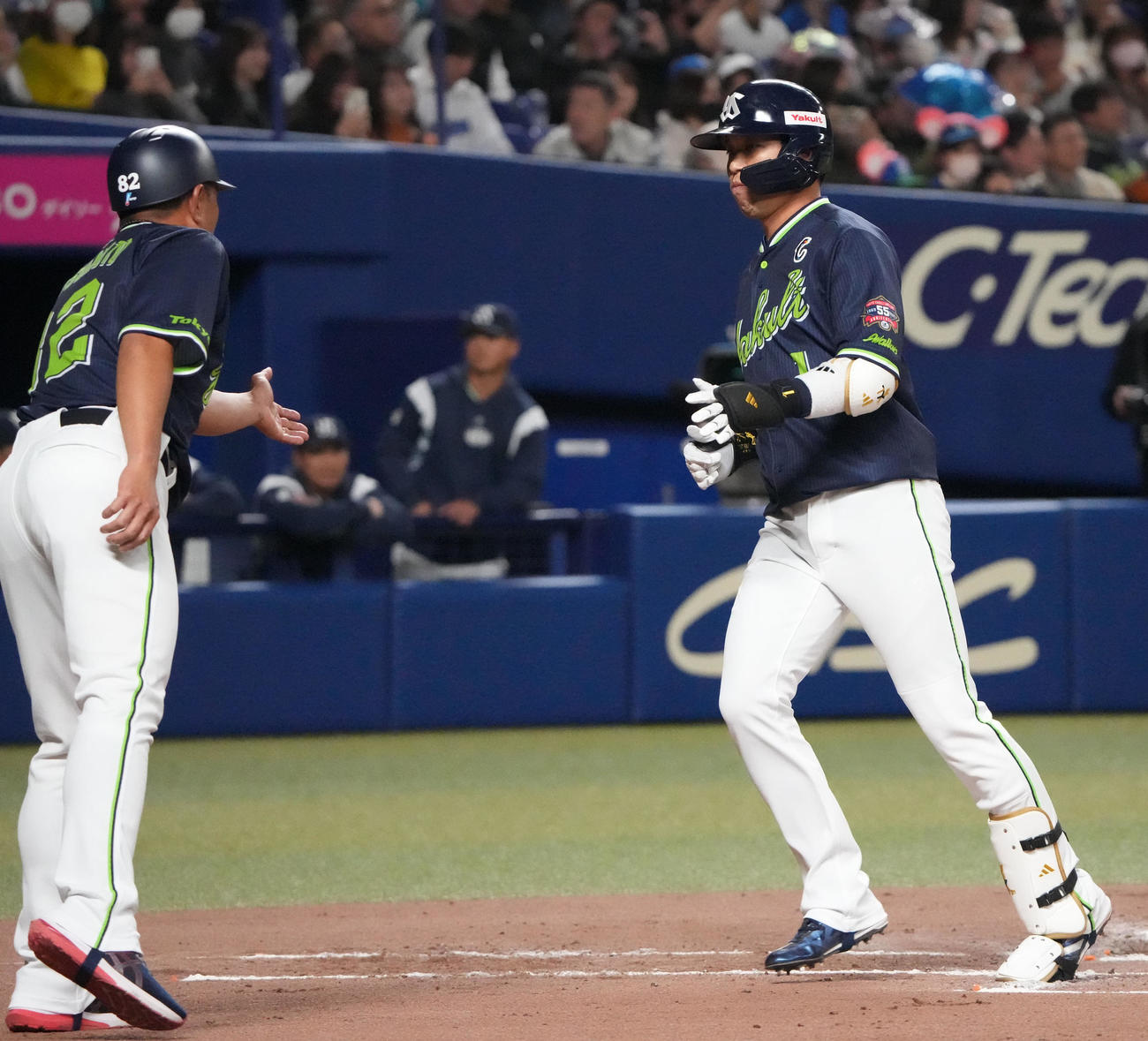 中日対ヤクルト　2回表ヤクルト無死、左越え本塁打を放った山田（右）（撮影・森本幸一）