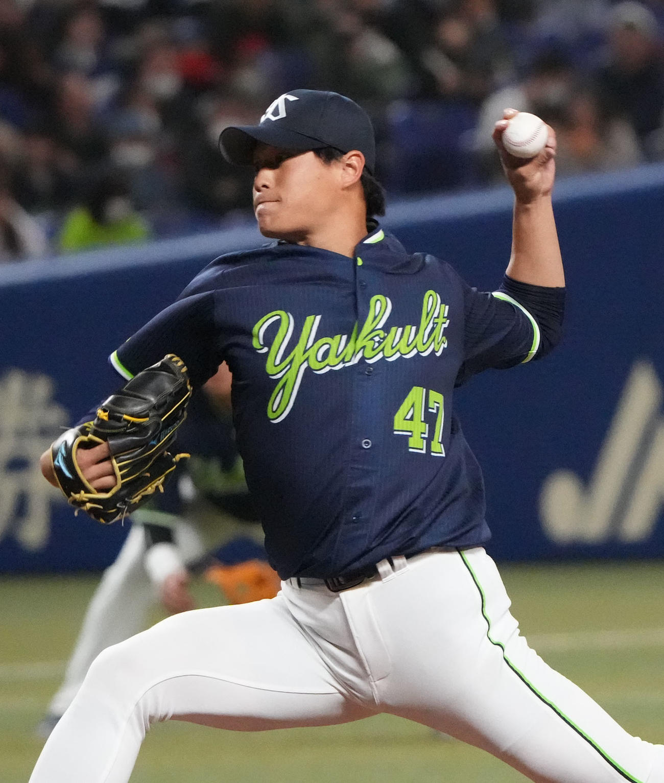 中日対ヤクルト　1回裏、登板するヤクルト先発の高橋（撮影・森本幸一）