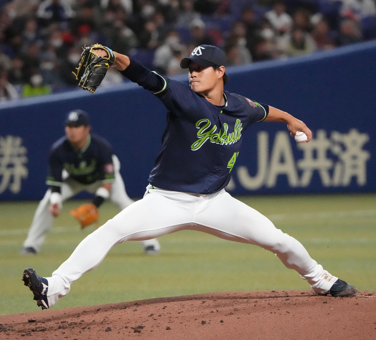中日対ヤクルト　1回裏、登板するヤクルト先発の高橋（撮影・森本幸一）