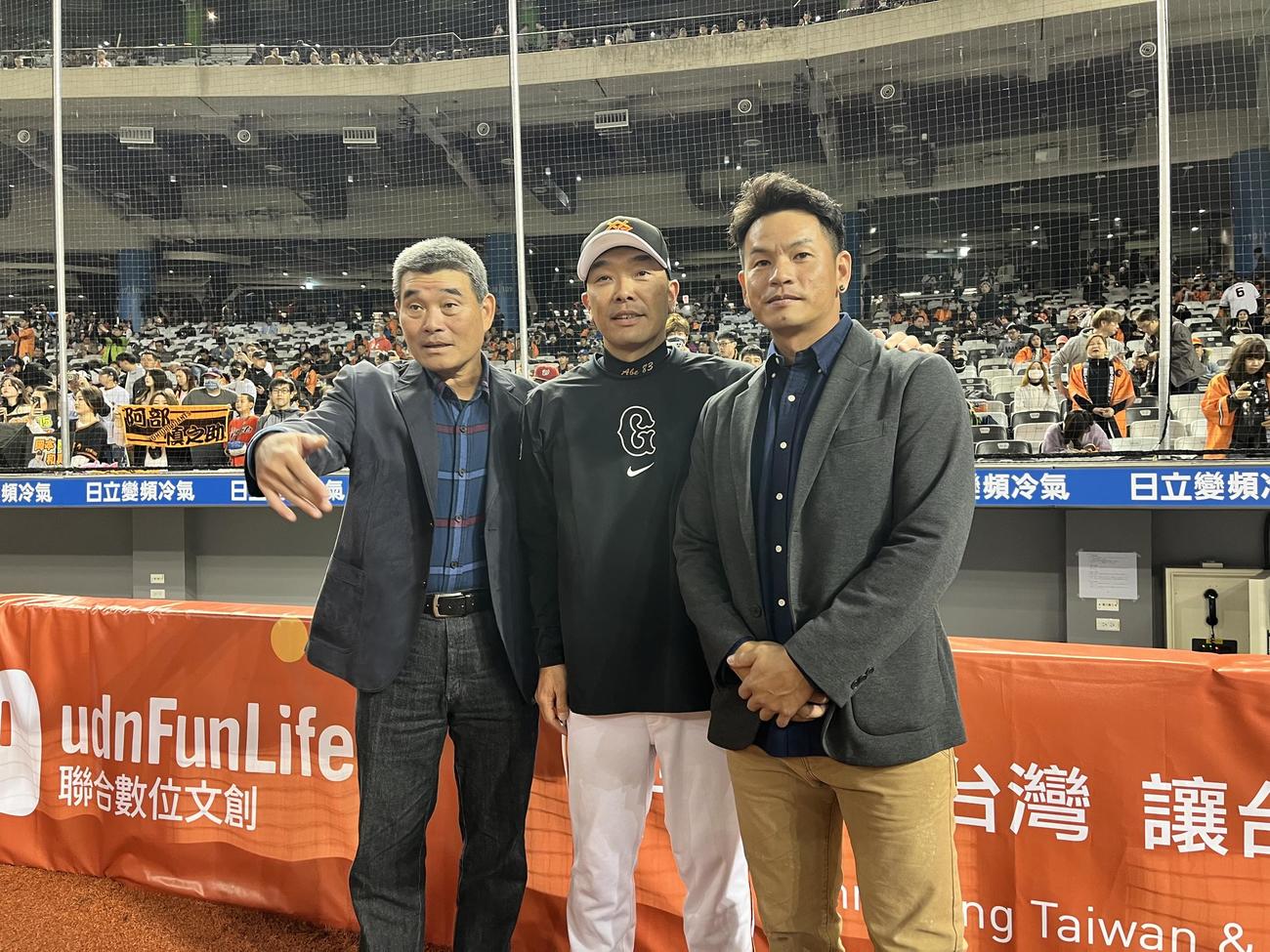 巨人阿部監督（中央）は呂明賜氏（左）と姜建銘氏と記念写真に納まる（撮影・為田聡史）