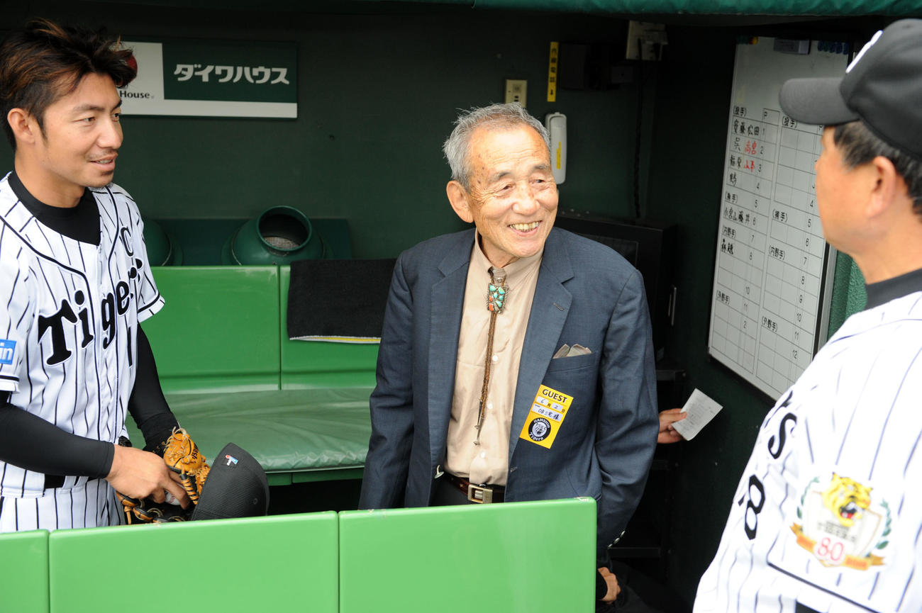 15年、甲子園を訪れた三宅秀史氏は、鳥谷（左）や平田コーチ（右）と談笑する