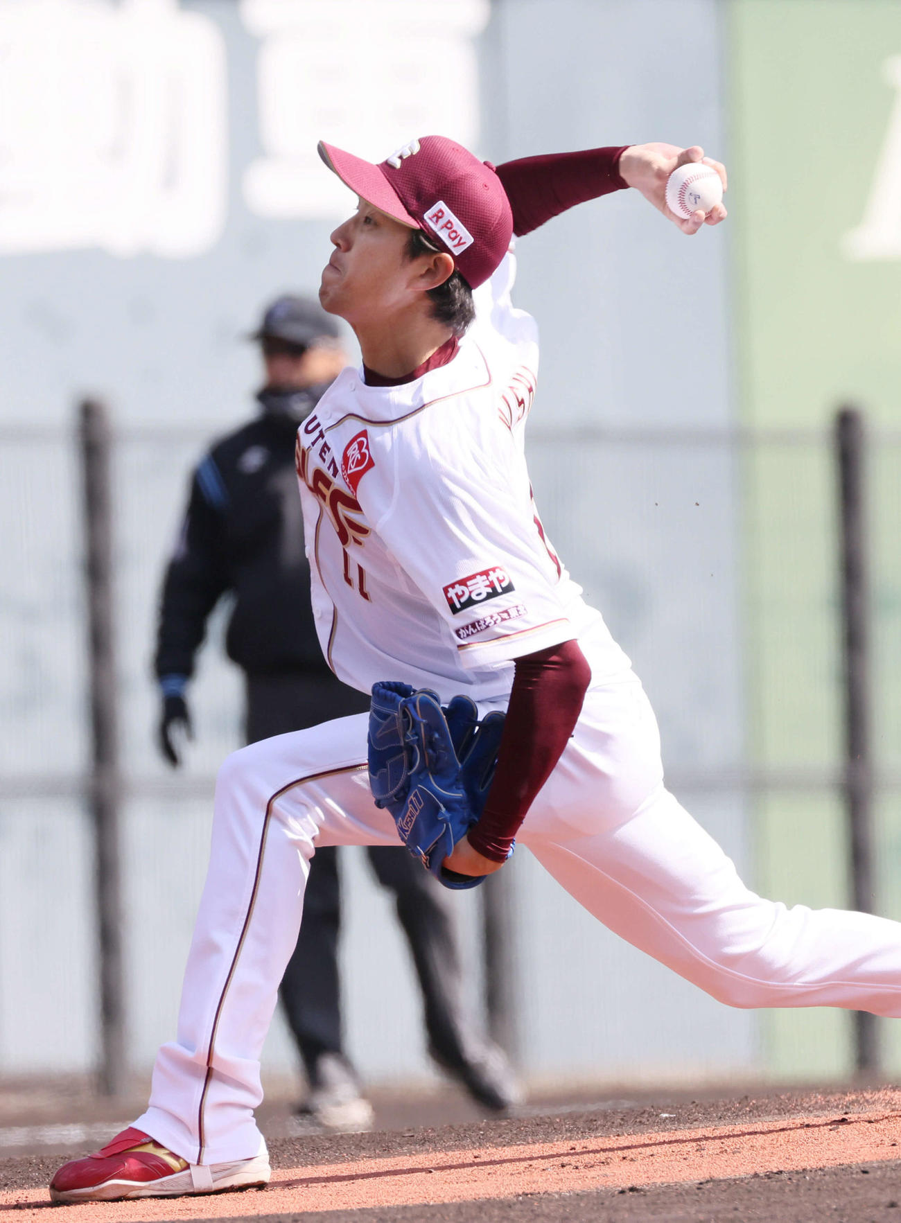 楽天対広島　楽天先発の岸（撮影・加藤孝規）