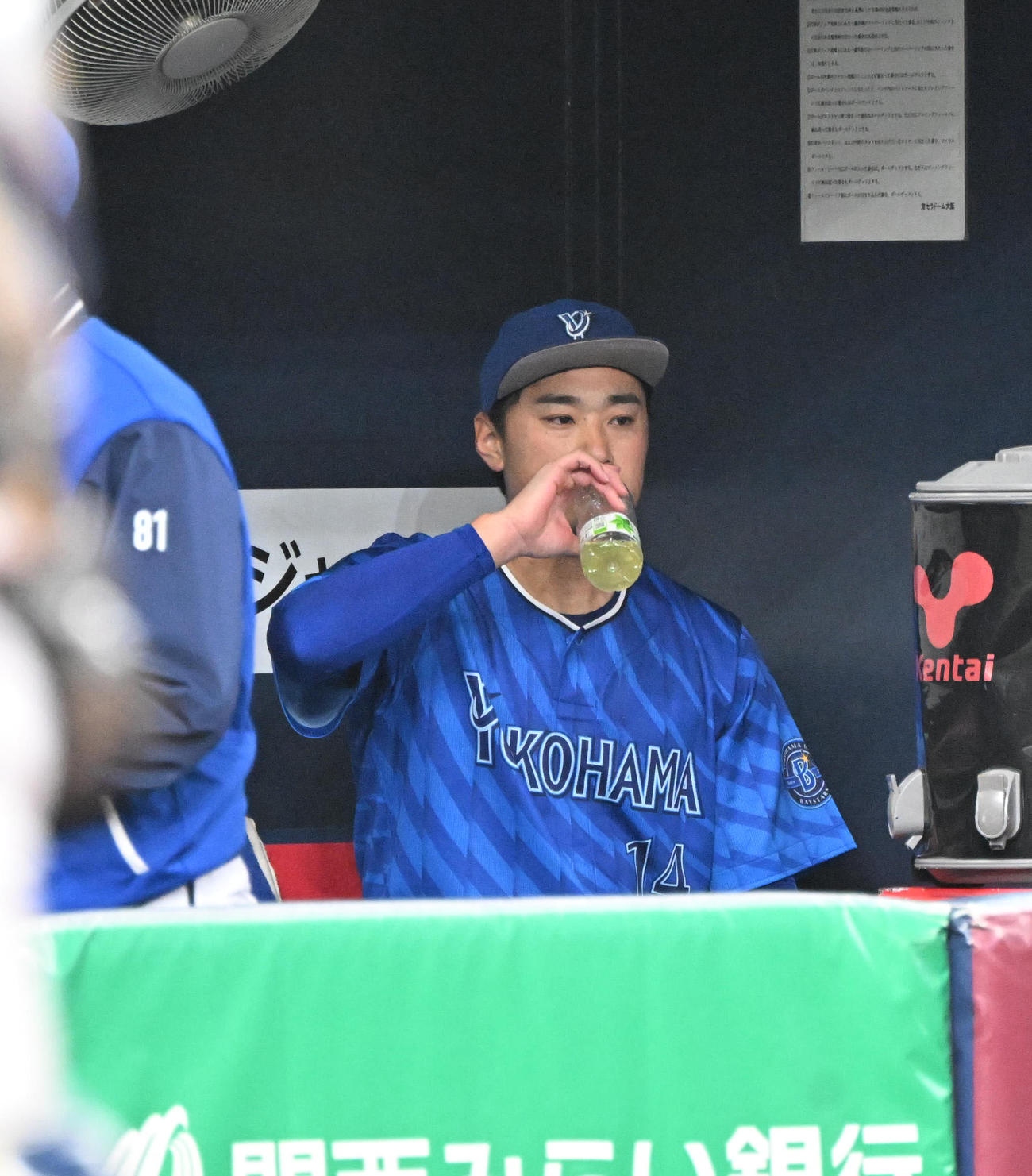 オリックス対DeNA 3回を1失点で投げ終えた石田健と話すDeNA三浦監督（撮影・和賀正仁）