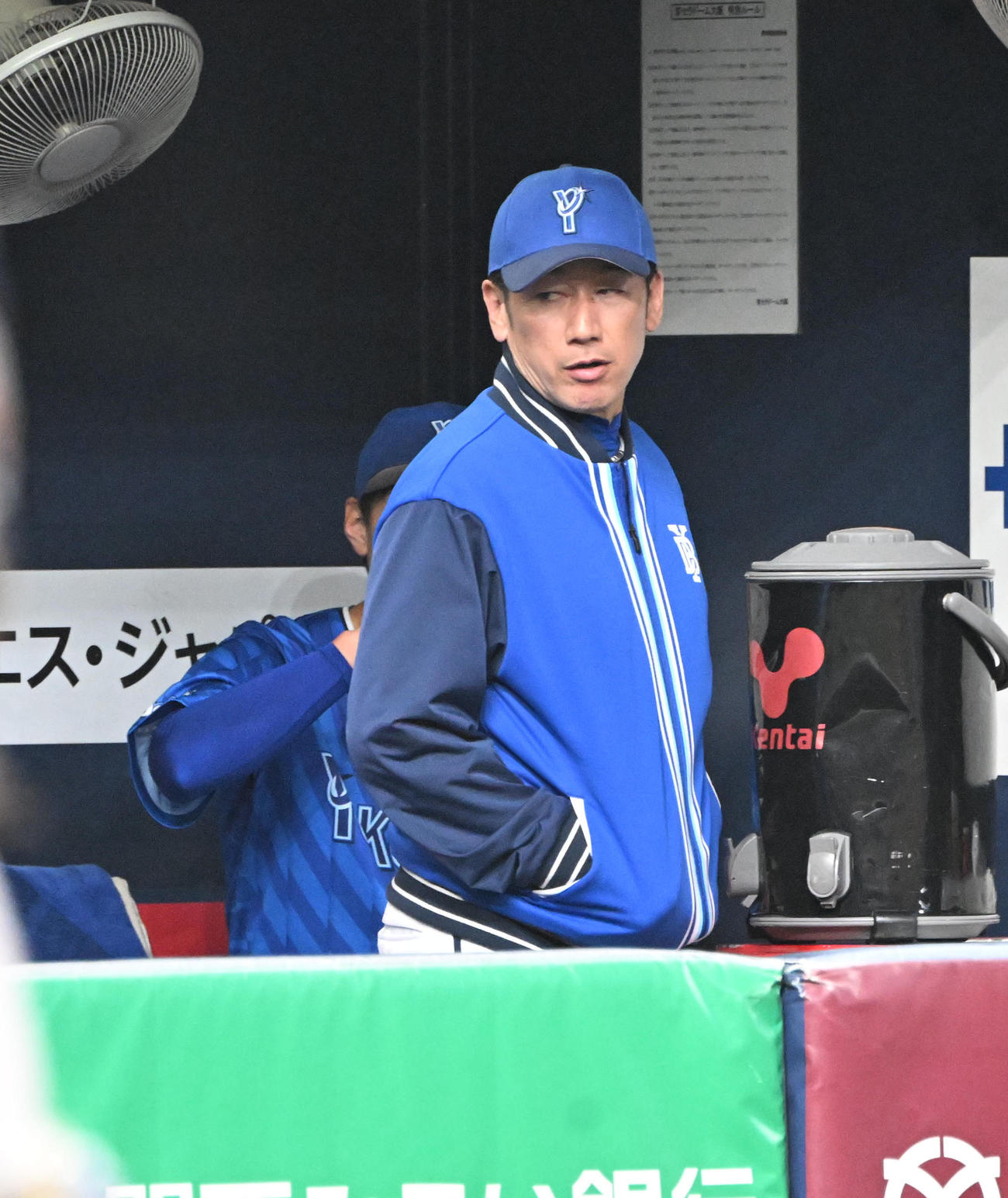 オリックス対DeNA 3回を1失点で投げ終えた石田健と話すDeNA三浦監督（撮影・和賀正仁）