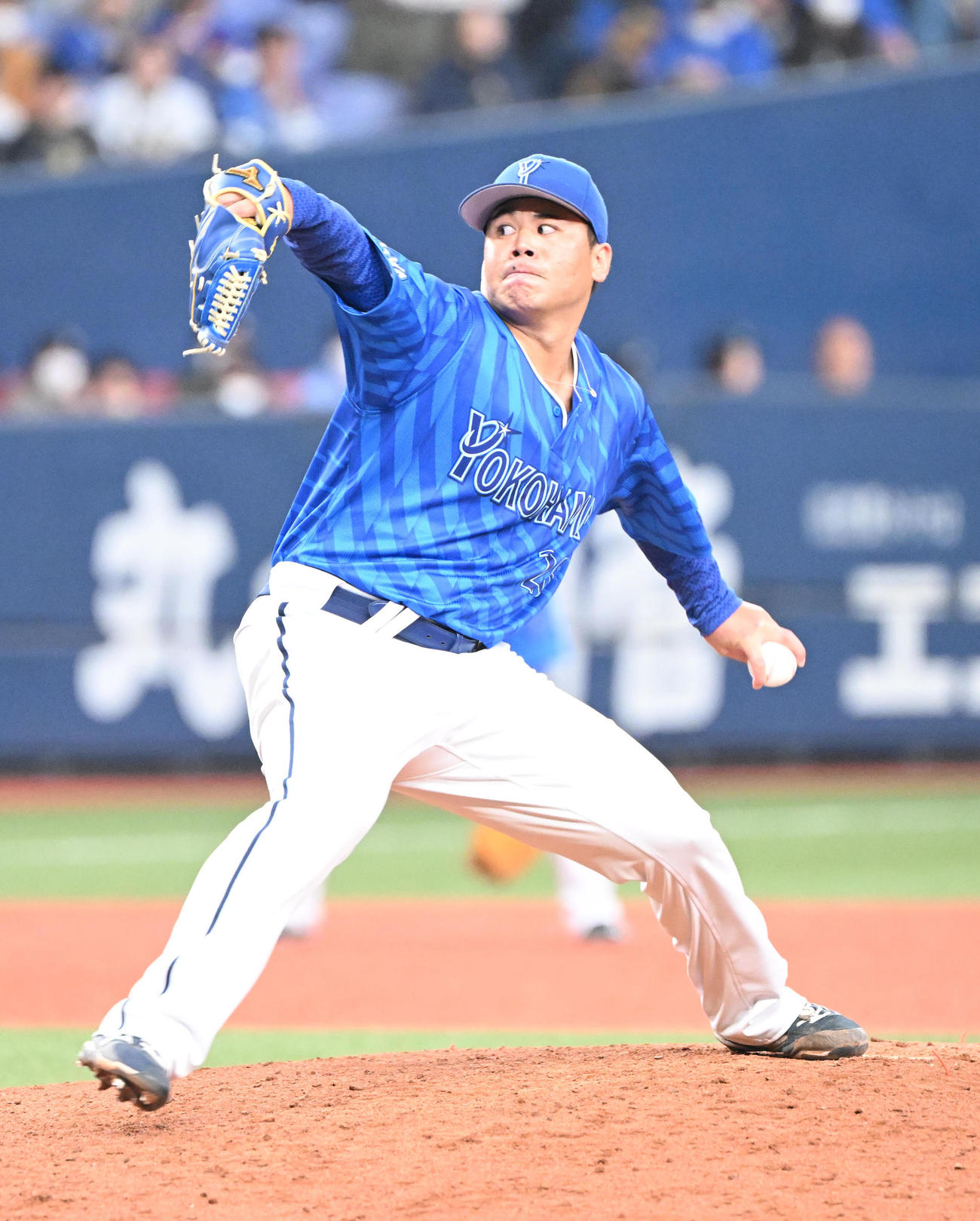 オリックス対DeNA 4回、DeNA2番手で登板するDeNA浜口（撮影・和賀正仁）