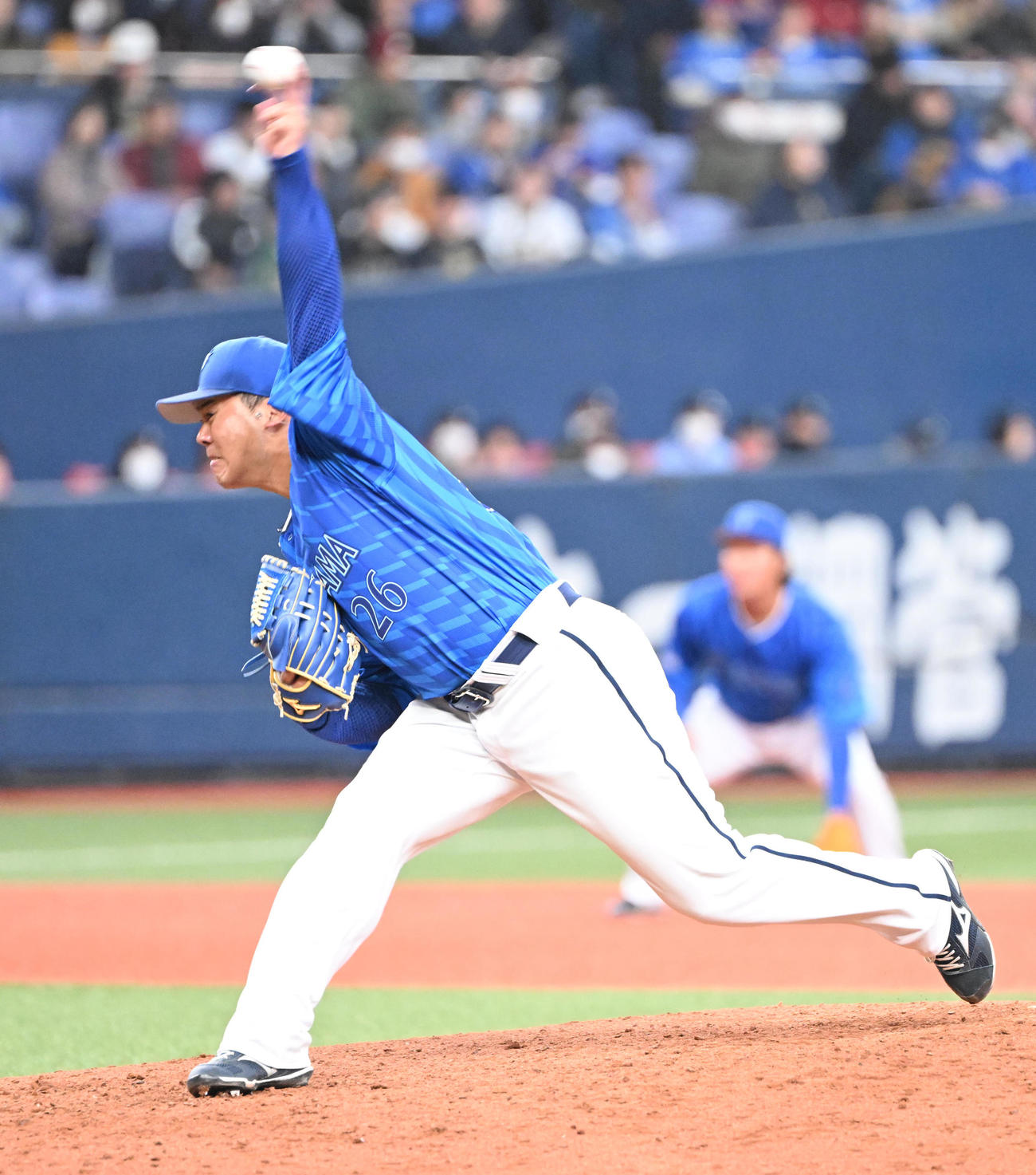 オリックス対DeNA 4回、DeNA2番手で登板するDeNA浜口（撮影・和賀正仁）