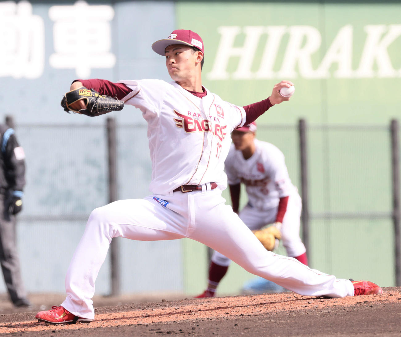 楽天対広島　4回表広島、楽天2番手D1位の古謝（撮影・加藤孝規）