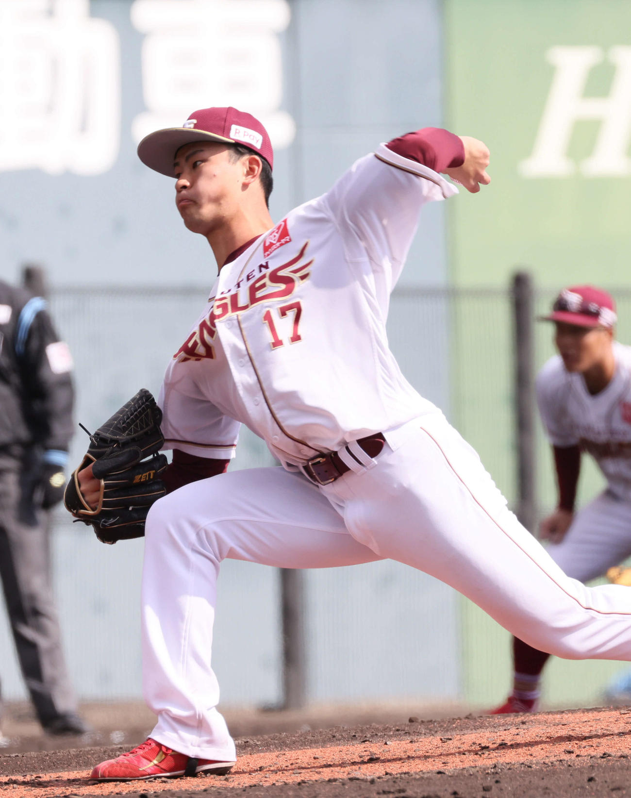 楽天対広島　4回表広島、楽天2番手D1位の古謝（撮影・加藤孝規）