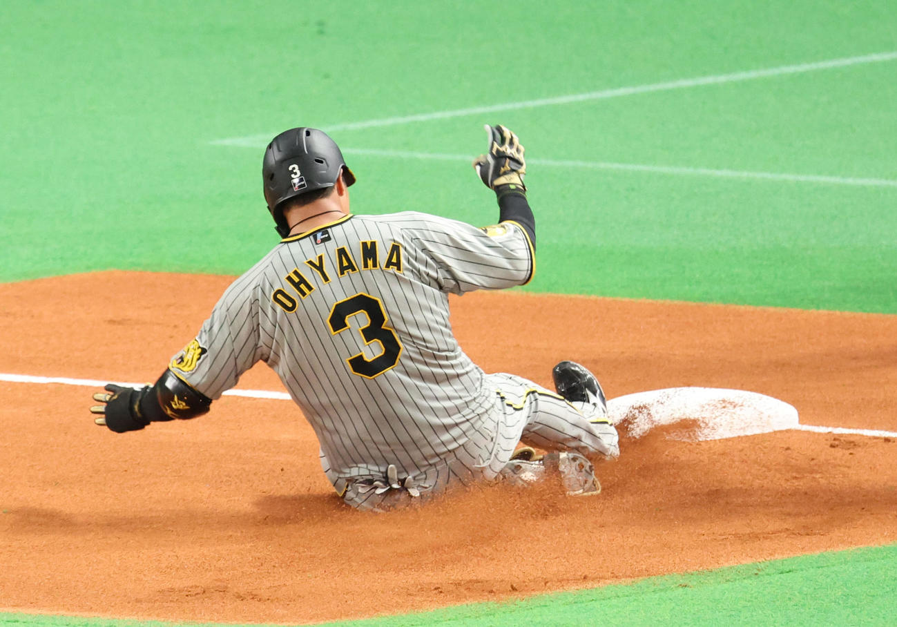 日本ハム対阪神　6回表阪神無死一塁、適時三塁打を放ち三塁に滑り込む大山（撮影・佐藤翔太）