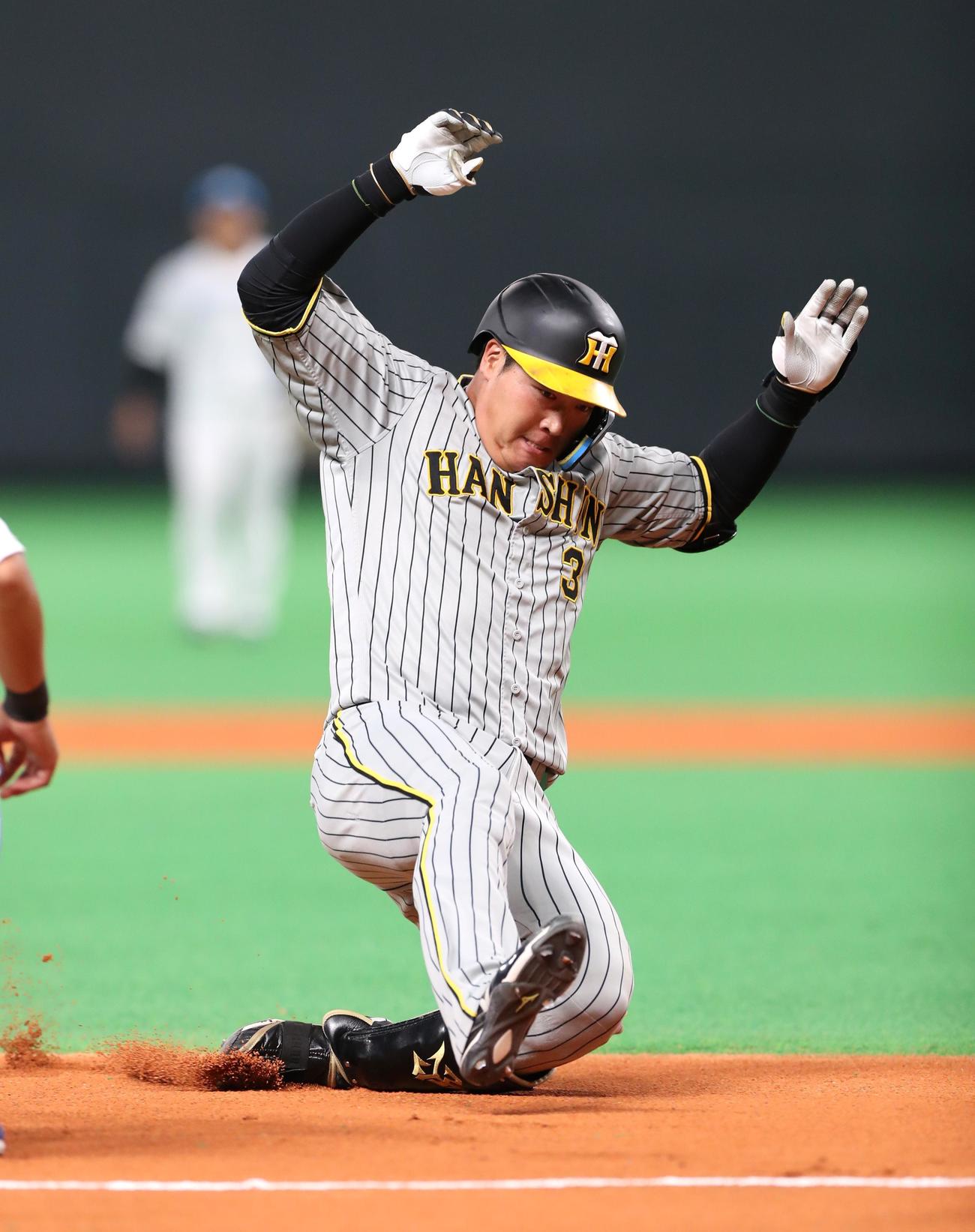 日本ハム対阪神　6回表阪神無死一塁、右中間に適時三塁打を放つ大山（撮影・黒川智章）