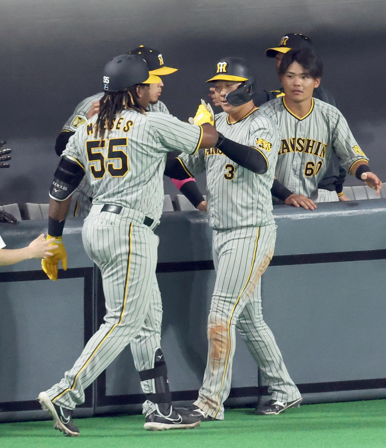 日本ハム対阪神　6回表阪神1死三塁、ミエセス（左）の中犠飛で生還する三走大山（撮影・佐藤翔太）