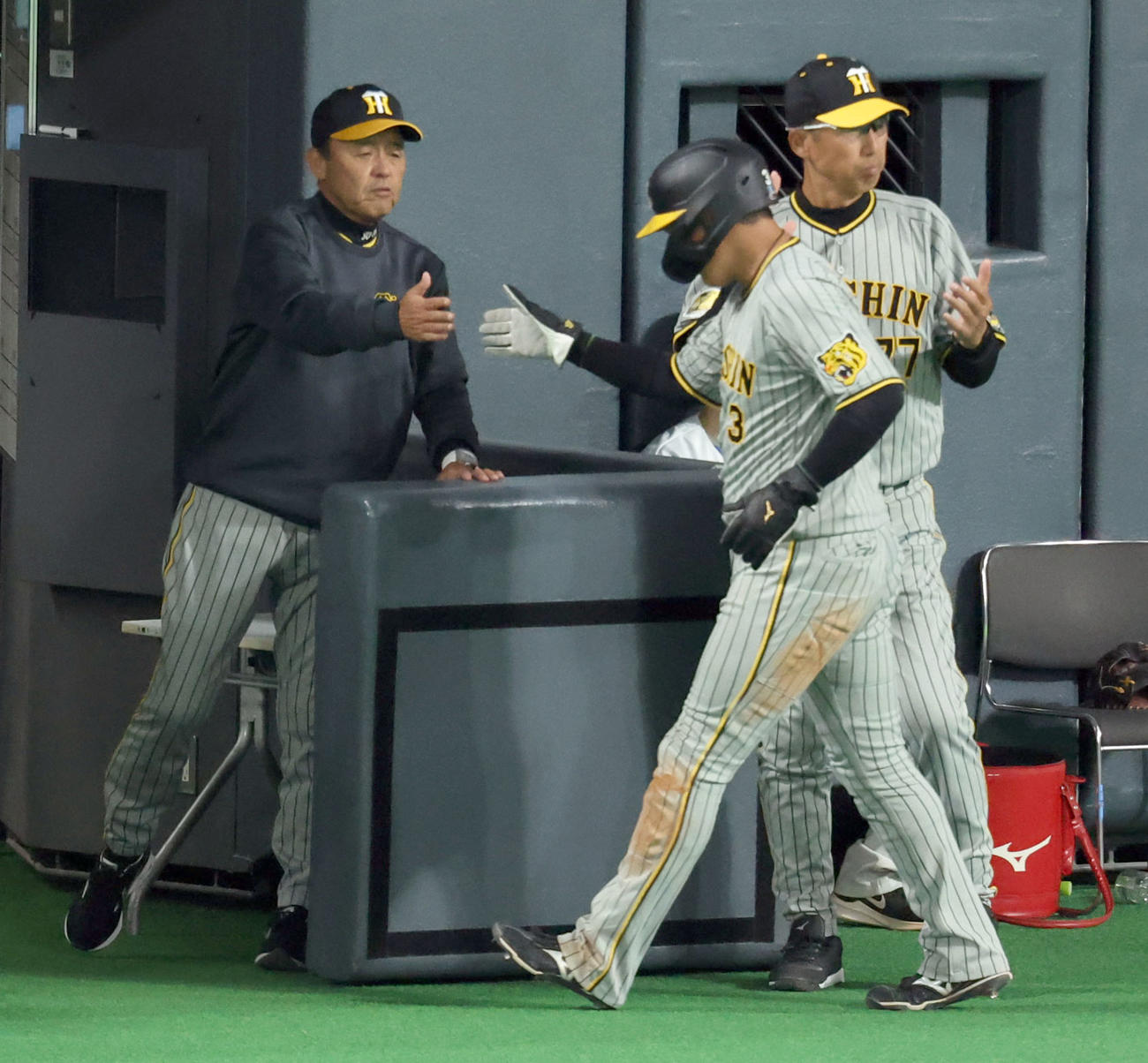 日本ハム対阪神　6回表阪神1死三塁、岡田監督（左）はミエセスの中犠飛で生還した大山を出迎える（撮影・佐藤翔太）
