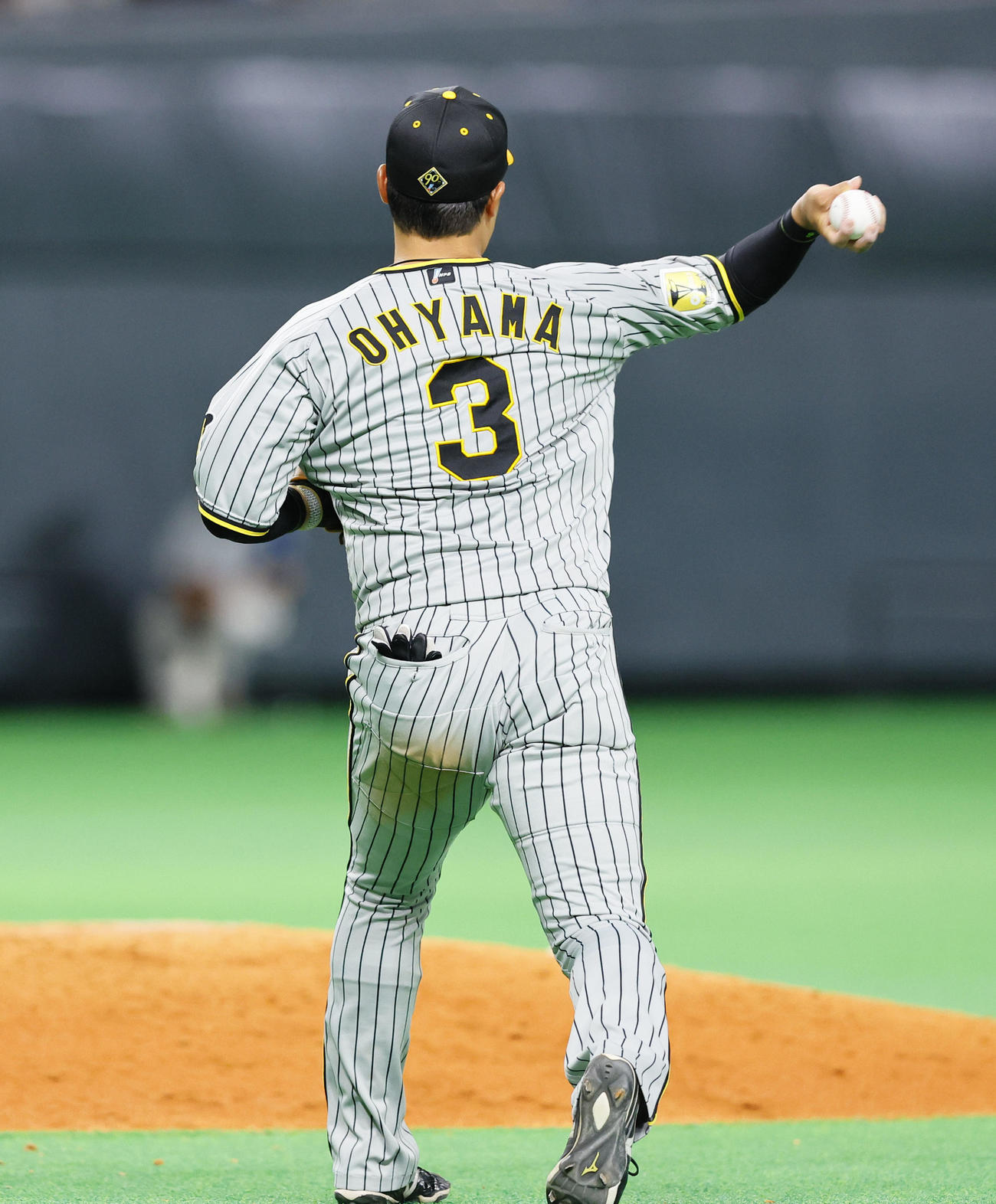 日本ハム対阪神　5回裏日本ハム2死一塁、水野の右中間への適時二塁打で、右翼手からの送球を三塁へ送球する阪神一塁手大山（撮影・藤尾明華）