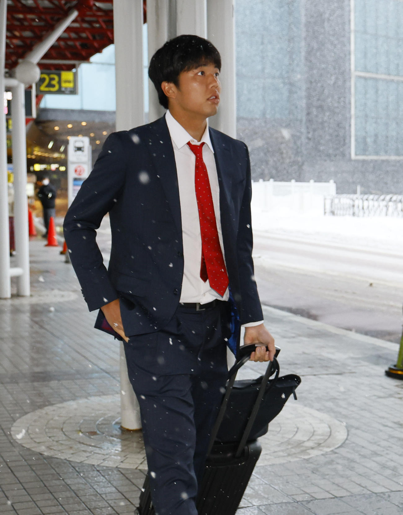 北海道に到着し、雪がふぶく中バスに向かう才木2024年3月1日、新千歳空港