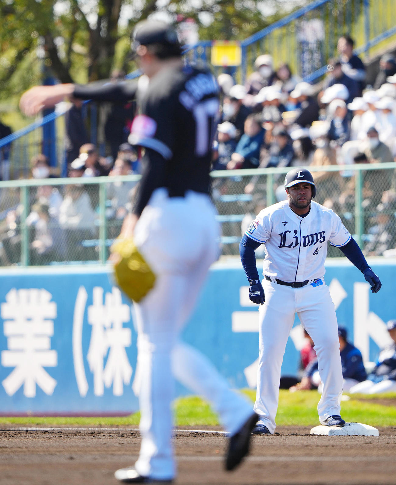 西武対ロッテ　1回裏西武無死一、二塁、佐々木（手前）から先制適時打を放ったアギラー（撮影・垰建太）