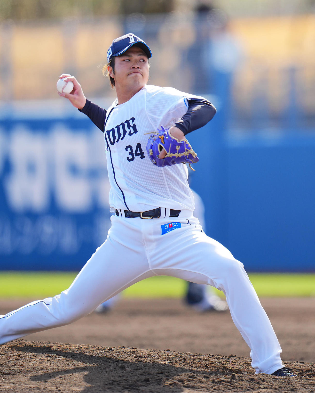 西武対ロッテ　8回表、西武5番手で登板し力投する甲斐野（撮影・垰建太）