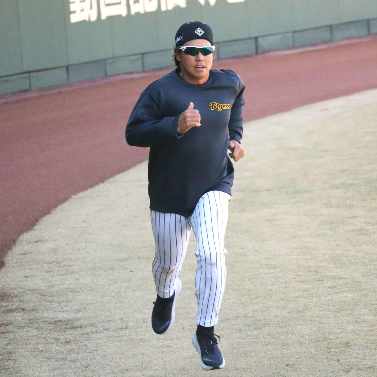 鳴尾浜球場でランニングする梅野（撮影・村松万里子）