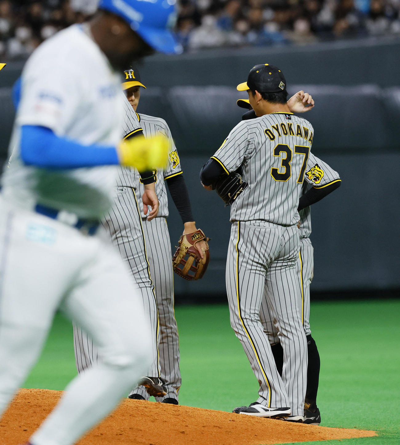 日本ハム対阪神　7回裏日本ハム1死一塁、レイエスに四球を与えた阪神及川（右）（撮影・藤尾明華）