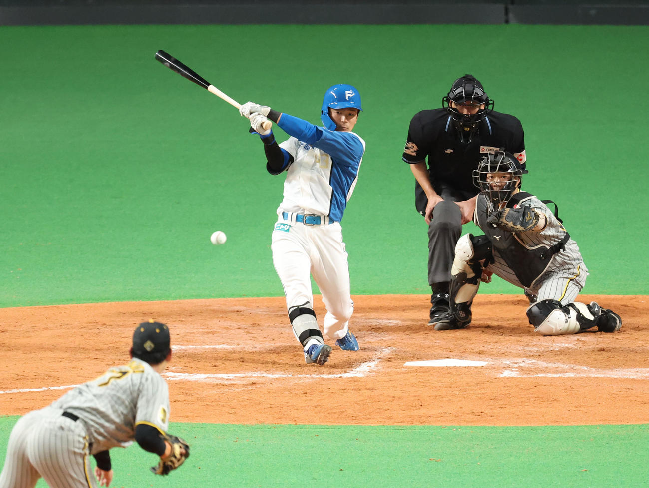 日本ハム対阪神　7回裏日本ハム1死一、二塁、水野は中前適時打を放つ。投手は及川（撮影・佐藤翔太）