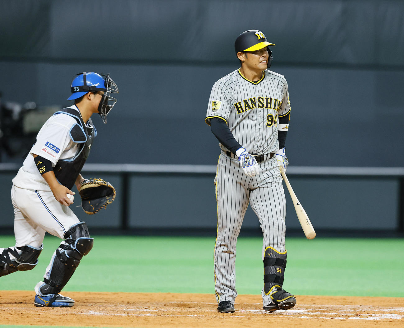 日本ハム対阪神　9回表阪神1死、四球を選ぶ原口（撮影・藤尾明華）