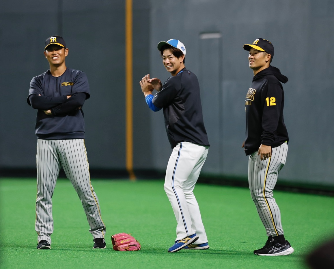 日本ハム対阪神　阪神原口（左）と坂本（右）と話をする日本ハム松本剛（撮影・藤尾明華）