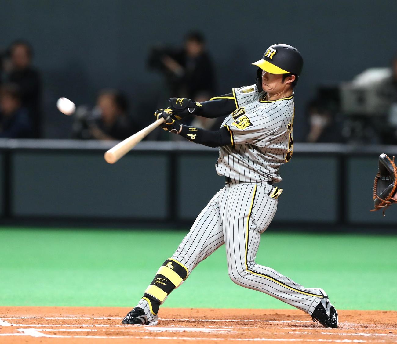 日本ハム対阪神　4回表阪神無死一塁、右越え二塁打を放つ中野（撮影・黒川智章）