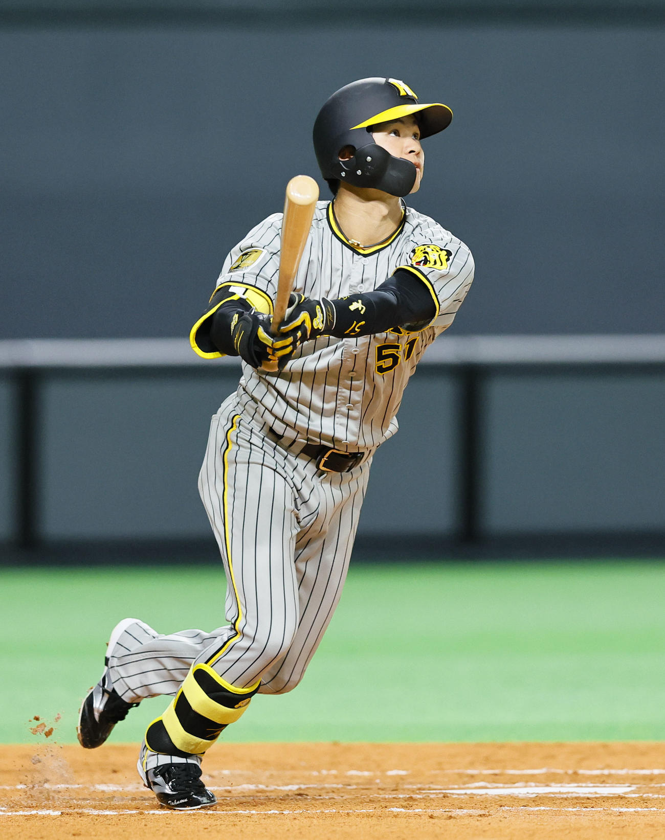 日本ハム対阪神　4回表阪神無死一塁、中野は右越えに二塁打を放つ（撮影・藤尾明華）