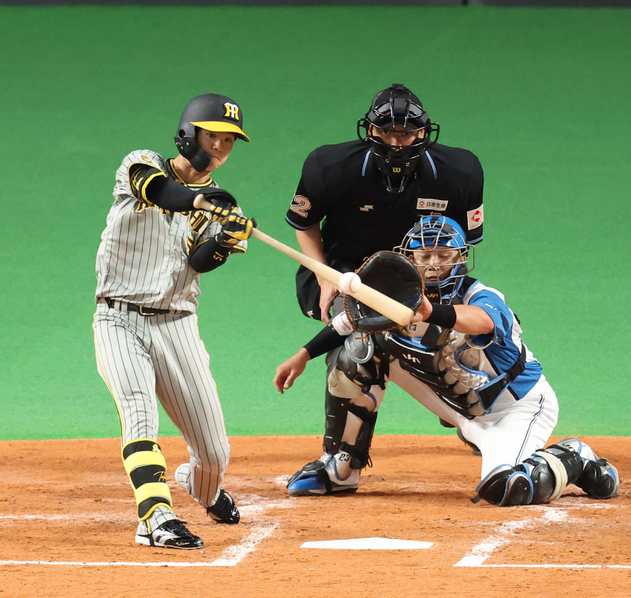 日本ハム対阪神　4回表阪神無死一塁、中野は適時二塁打を放つ（撮影・佐藤翔太）