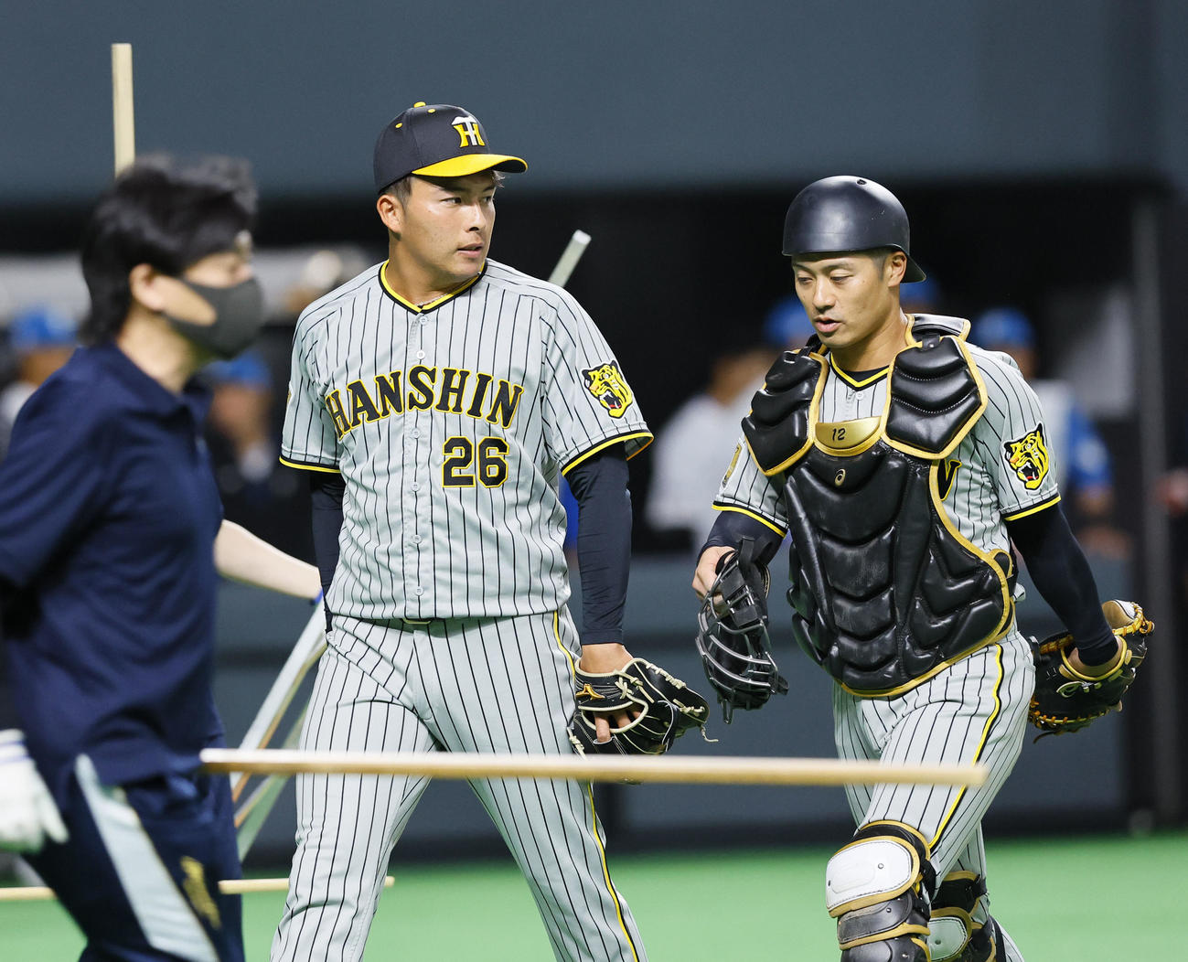日本ハム対阪神　5回を終えベンチに戻る椎葉（左）と捕手坂本（撮影・藤尾明華）