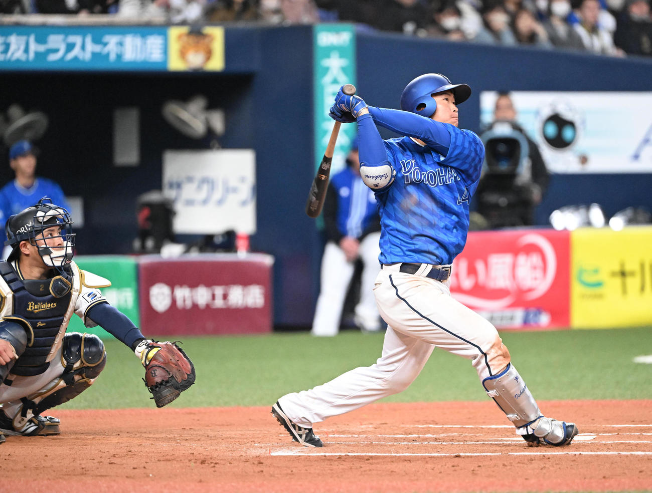 オリックス対DeNA 7回表DeNA2死二塁、右越え同点2点本塁打を放つ石上（撮影・和賀正仁）