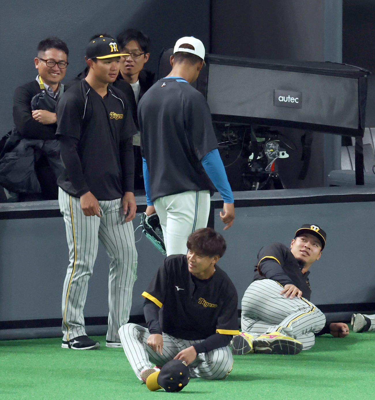 日本ハム対阪神　試合前、会話する左から阪神森下、日本ハム万波、佐藤輝（撮影・佐藤翔太）