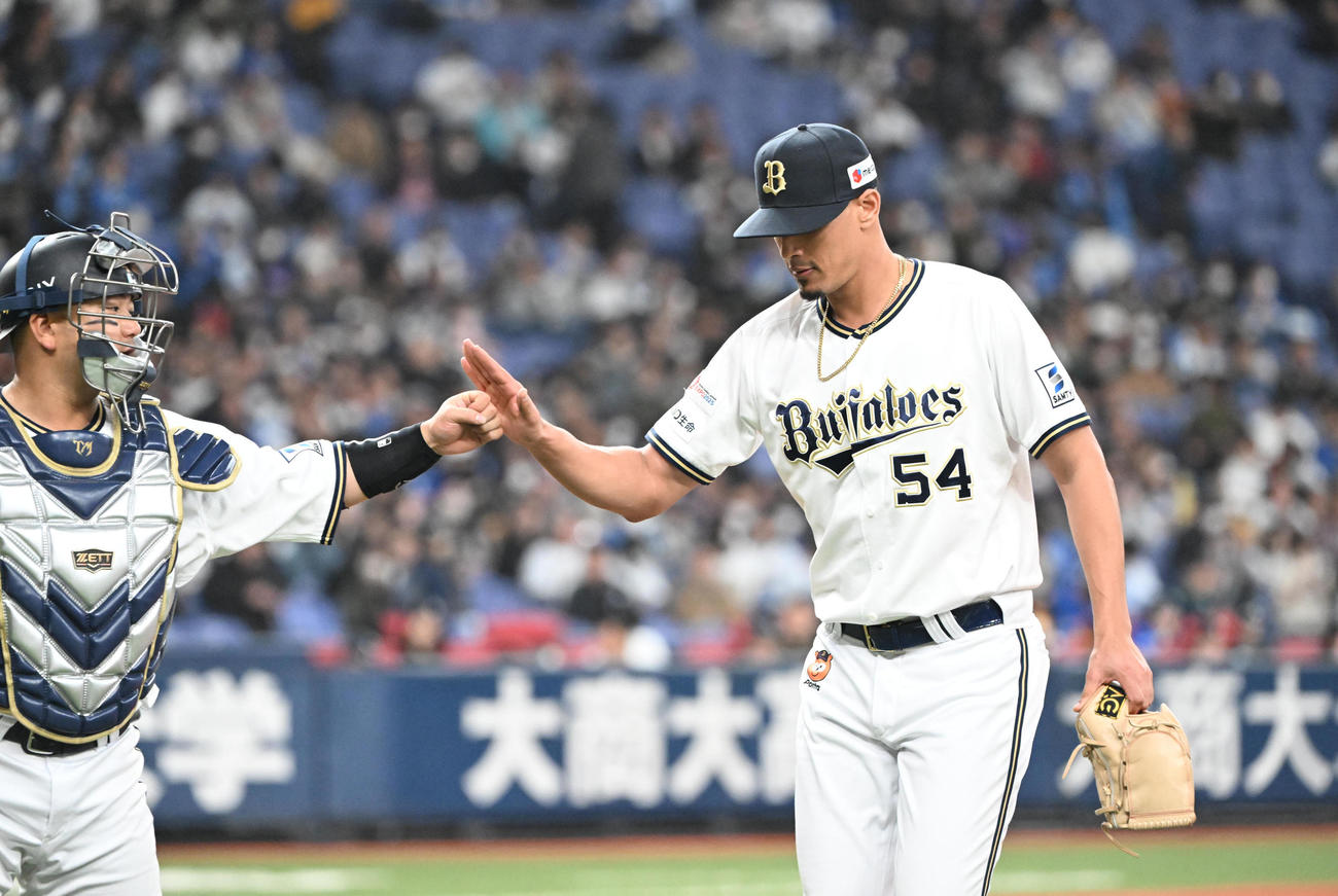 オリックス対DeNA 3回を投げ終え捕手森（左）とタッチするオリックス・カスティーヨ（撮影・和賀正仁）
