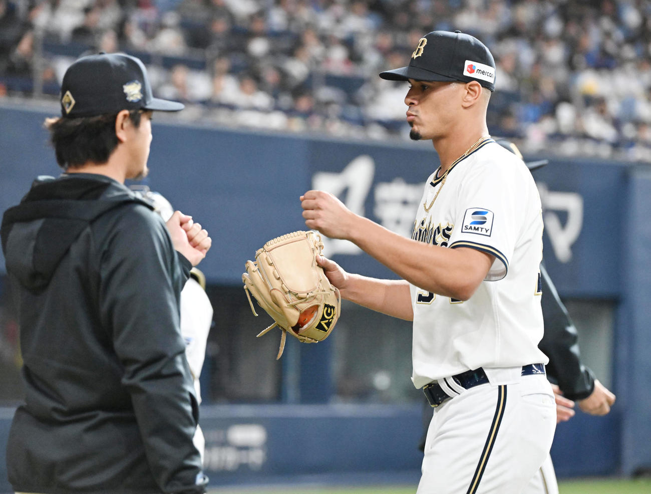 オリックス対DeNA 3回を投げ終えナインとタッチするオリックス・カスティーヨ（撮影・和賀正仁）