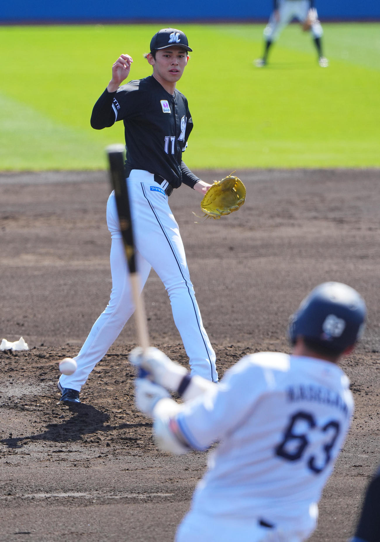 西武対ロッテ　2回裏西武2死、長谷川信哉を遊ゴロに仕留める佐々木（撮影・垰建太）