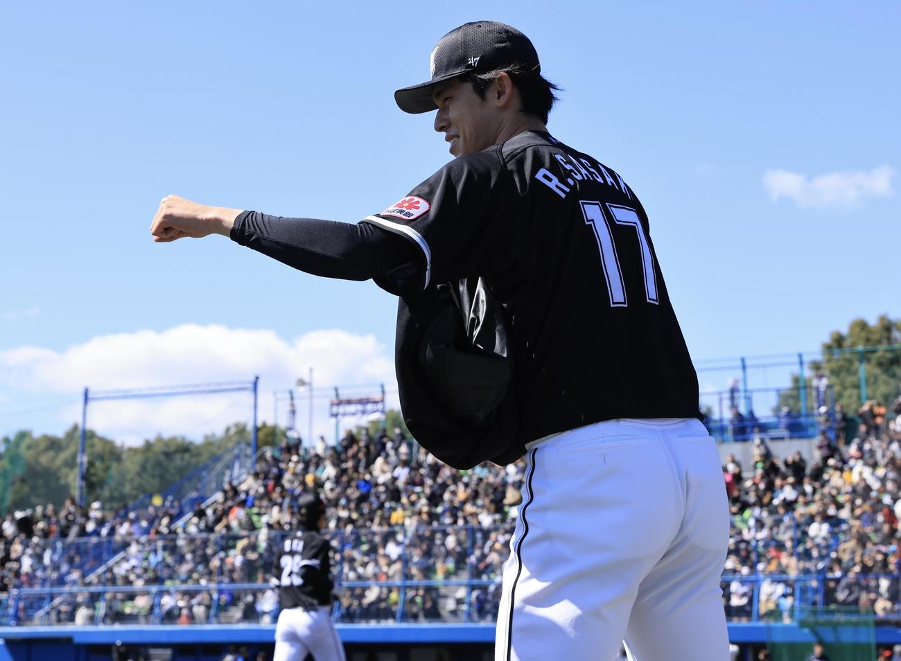 西武対ロッテ　試合前、投球練習を終え笑顔を見せるロッテ佐々木（撮影・垰建太）