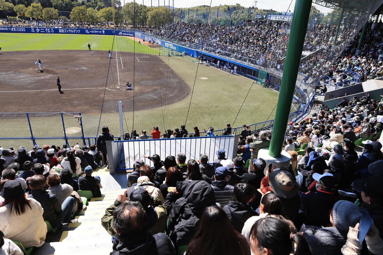 西武対ロッテ　多くのファンの視線が注がれるロッテ先発の佐々木朗（撮影・垰建太）
