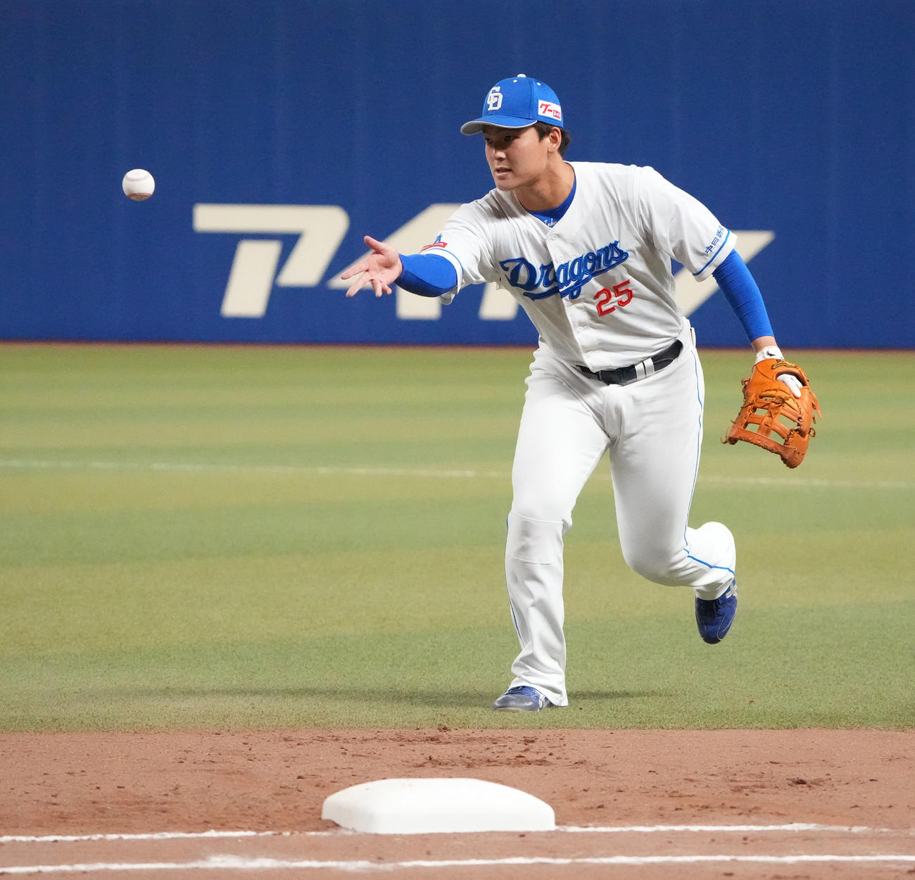 中日対ヤクルト　7回表ヤクルト1死、山田の一ゴロを捕球しトスする石川昂（撮影・森本幸一）
