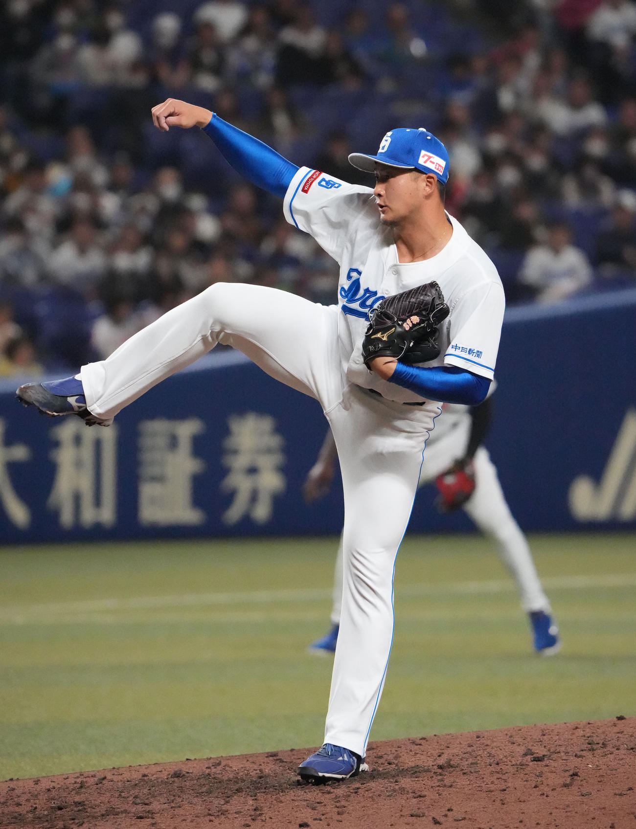 中日対ヤクルト　8回表、中日3番手で登板する梅野（撮影・森本幸一）