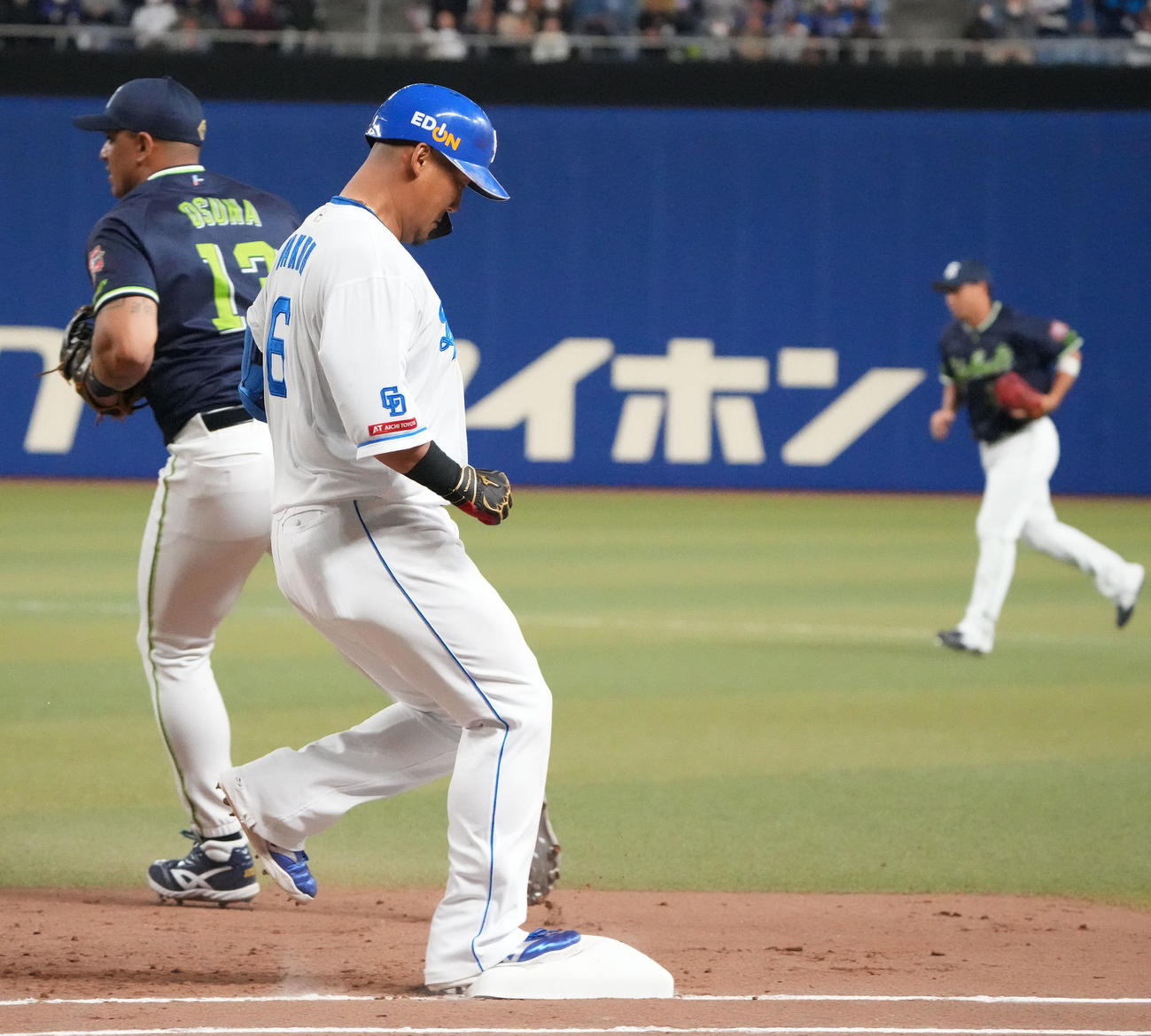 中日対ヤクルト　4回裏中日2死二塁、ニゴロに倒れる中田（中央）（撮影・森本幸一）