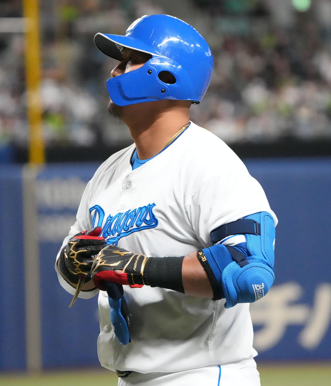 中日対ヤクルト　4回裏中日2死二塁、ニゴロに倒れベンチへ戻る中田（撮影・森本幸一）