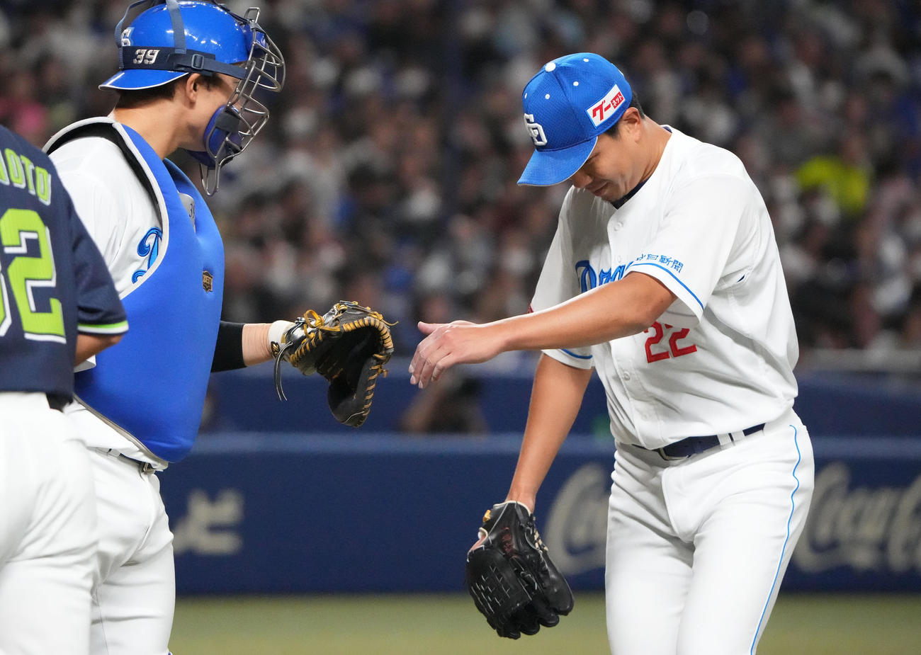 中日対ヤクルト　7回表終了、宇佐見とタッチを交わしベンチへ戻る大野（右）（撮影・森本幸一）