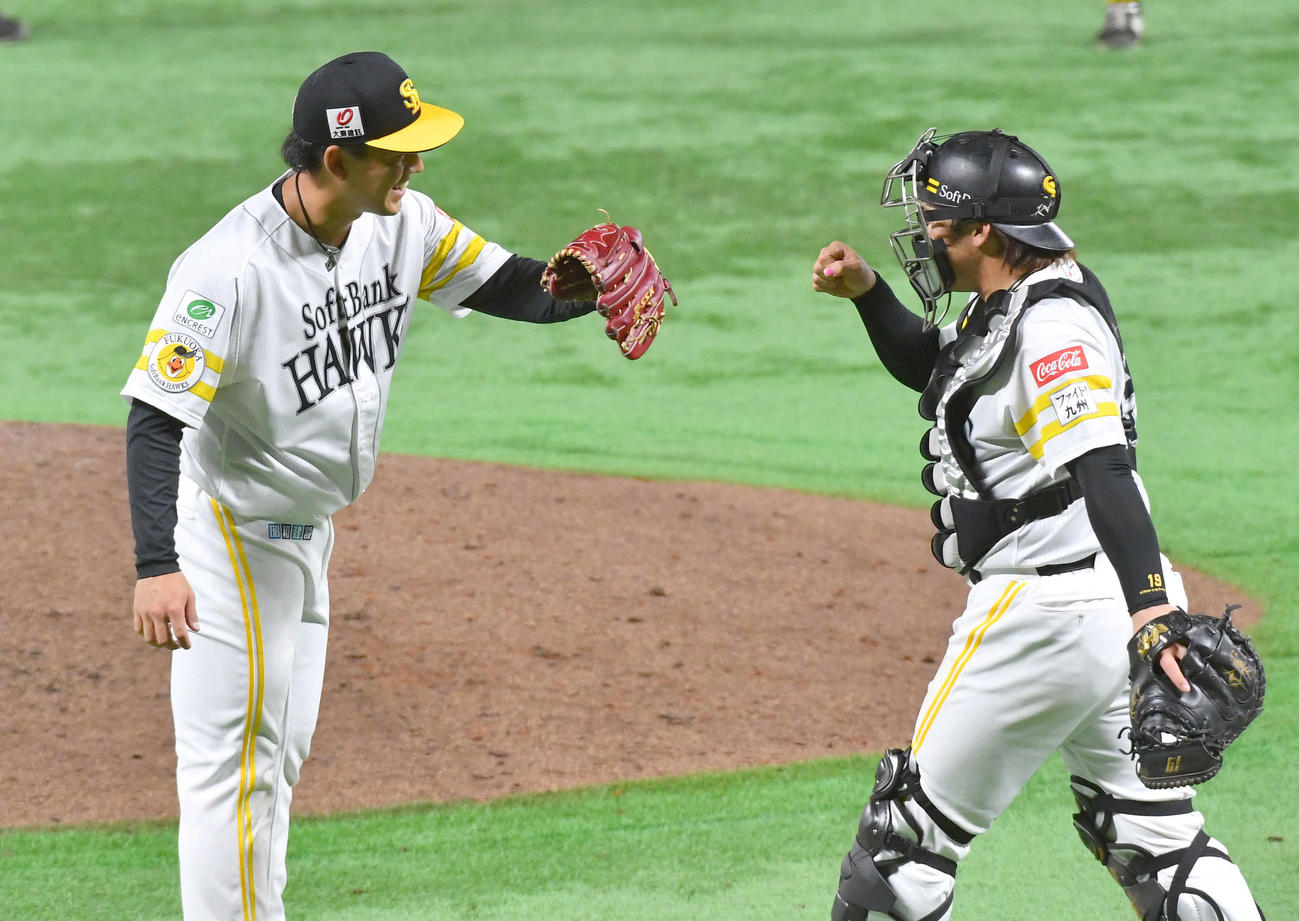 ソフトバンク対韓国・斗山　最終回を締めて勝利し、甲斐（右）と笑顔でタッチを交わす岩井（撮影・岩下翔太）