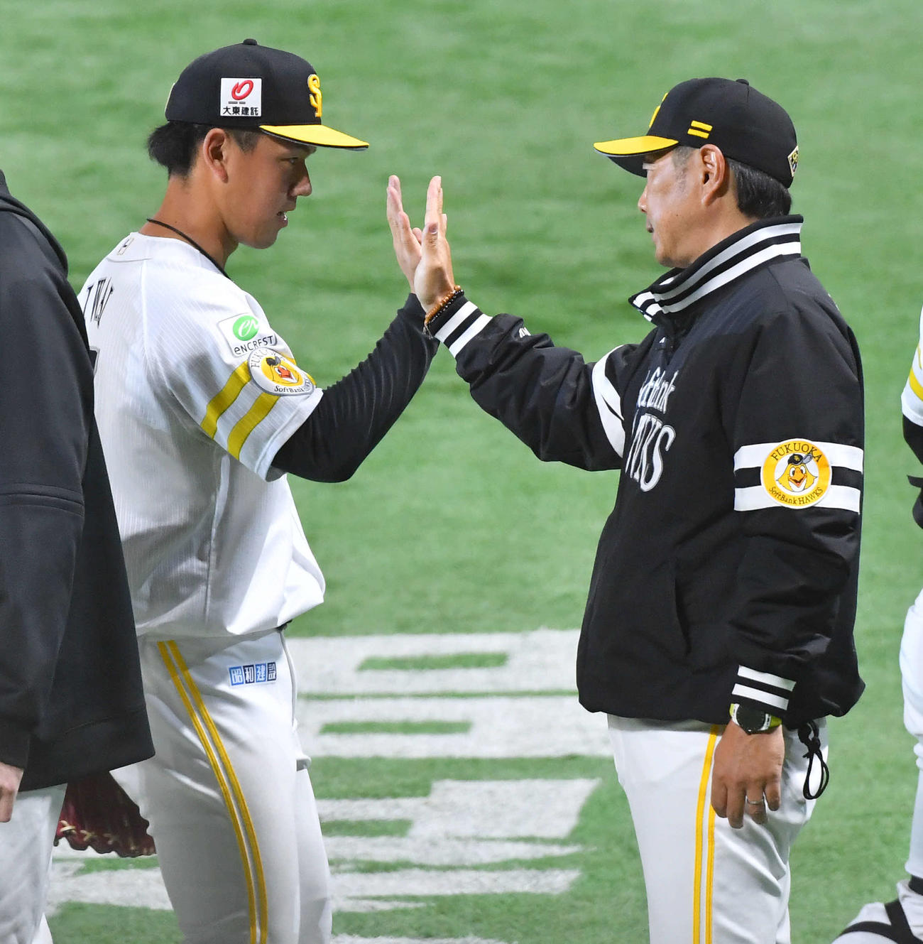 ソフトバンク対韓国・斗山　斗山に勝利し、小久保監督（右）とタッチを交わす岩井（撮影・岩下翔太）