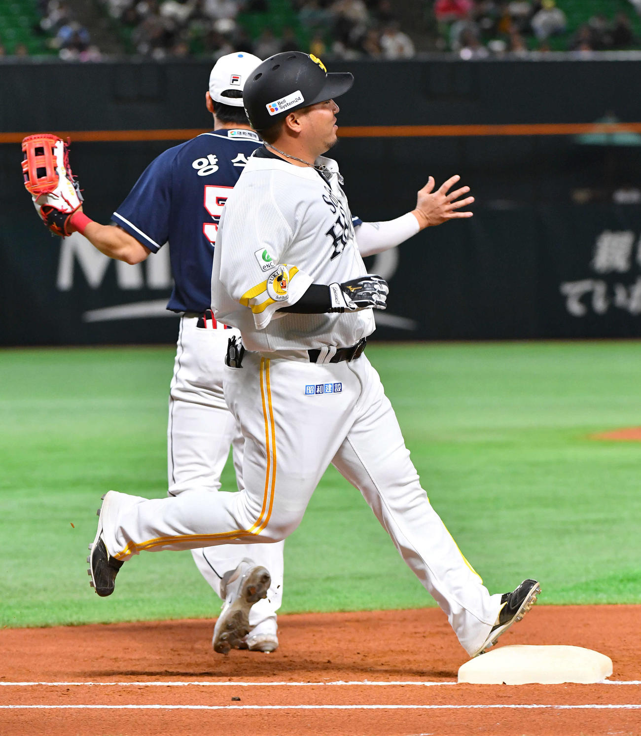 ソフトバンク対韓国・斗山　1回裏ソフトバンク無死二塁、三ゴロに倒れる山川（撮影・岩下翔太）