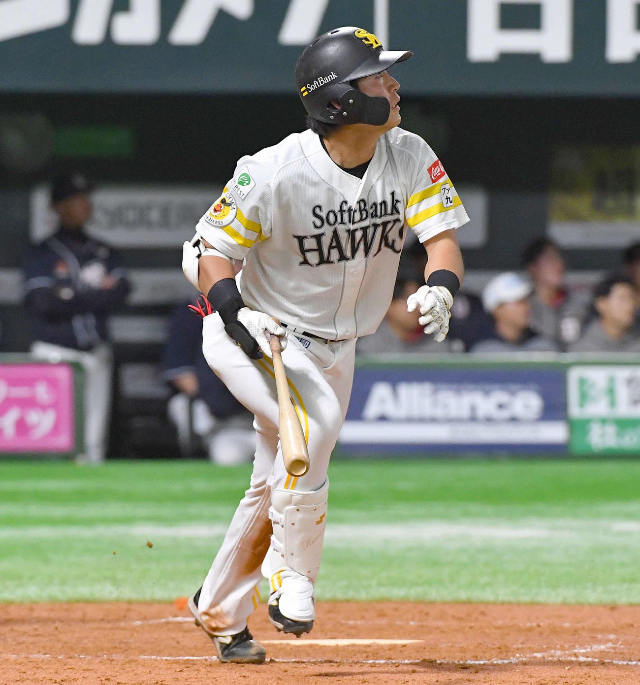 ソフトバンク対韓国・斗山ベアーズ　4回裏ソフトバンク1死三塁、川村は中犠飛を放つ（撮影・岩下翔太）