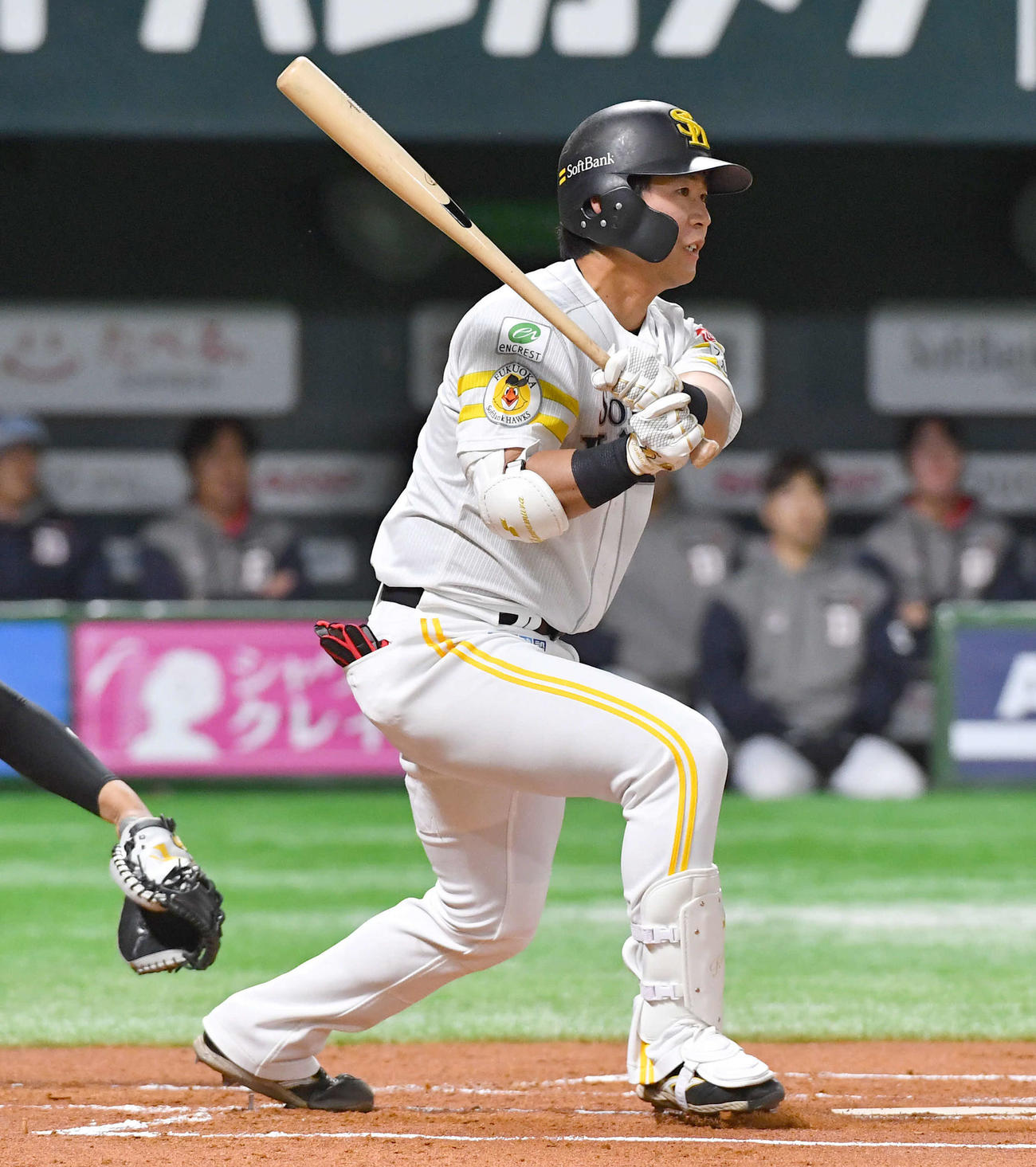 ソフトバンク対韓国・斗山　1回裏ソフトバンク無死、川村は右前打を放つ（撮影・岩下翔太）