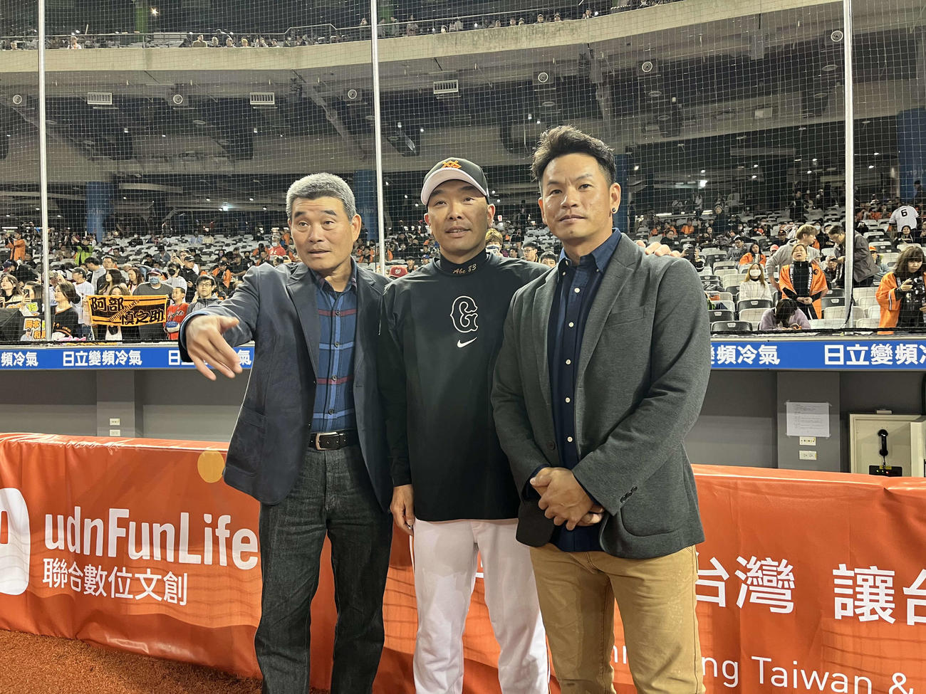 巨人阿部監督（中央）は呂明賜（左）と姜建銘と記念写真に納まる（撮影・為田聡史）